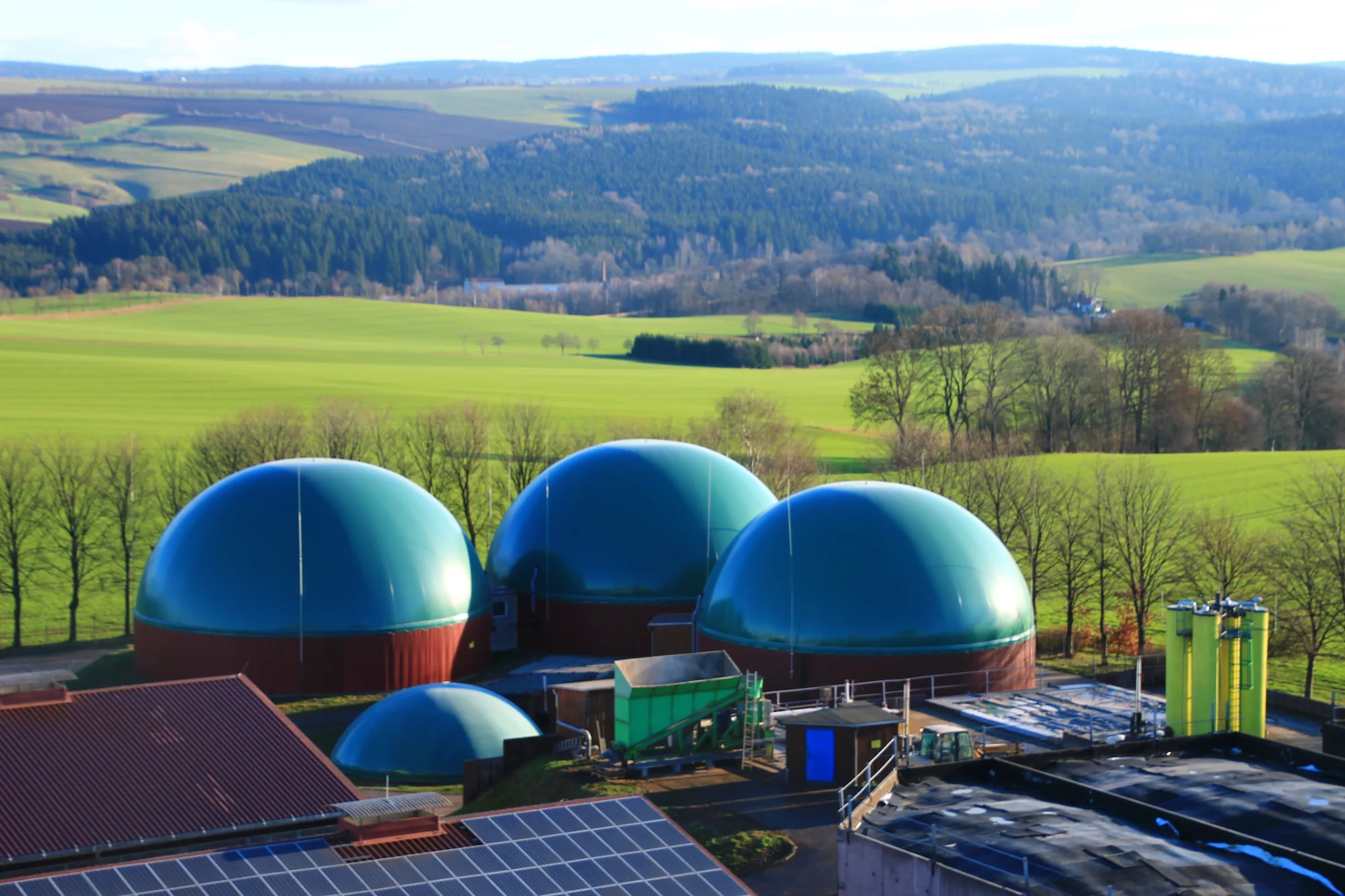 Biogasanlage in ländlicher Umgebung